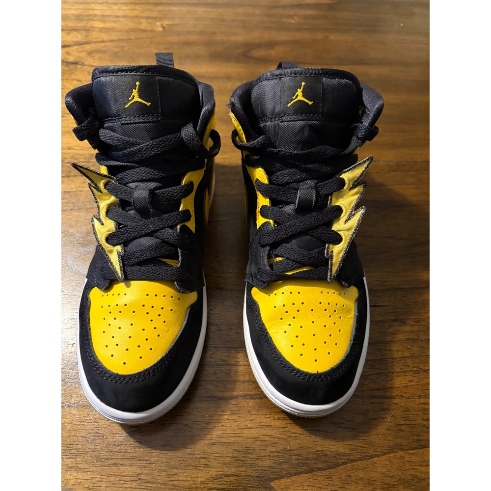 Jordan 1 Mid SE Black Yellow Strike Kids Basketball Shoes HJ5942-071 Size 2.5Y